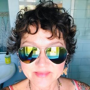 Rosegold Ray Ban Aviator sunglasses, Rayban case and lens cloth. Like new.